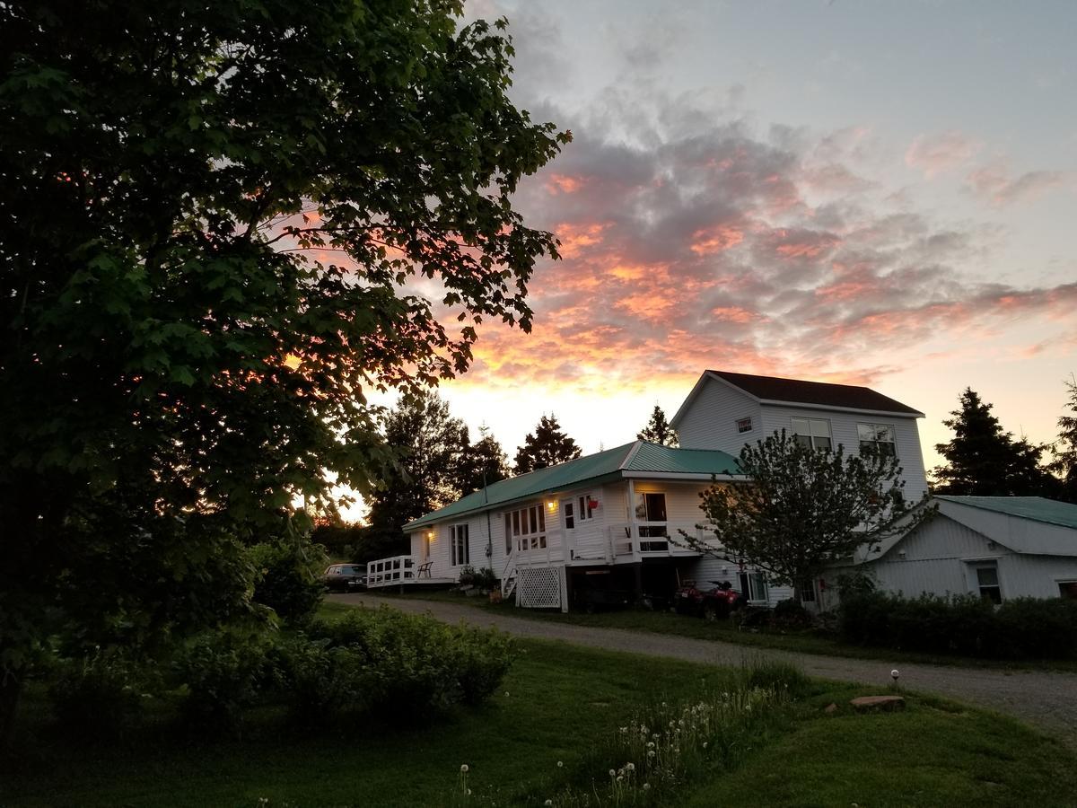 Gite Aux Jardins De L'Anse Bed & Breakfast Perce Exterior photo